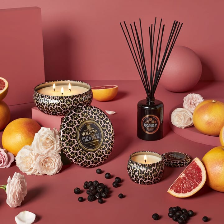 Maison Noir Mini Tin tuoksukynttilä 25 tuntia - Pink Citron Grapefruit - Voluspa